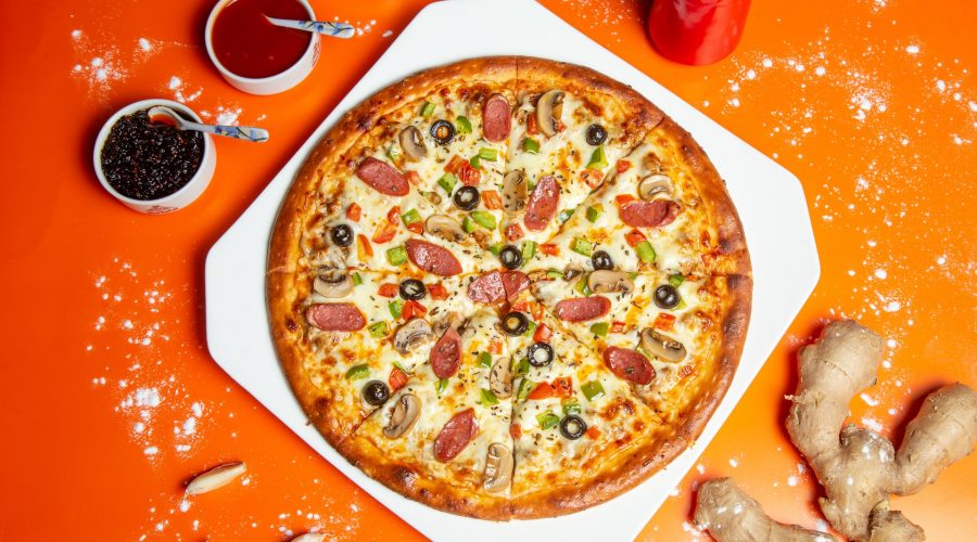 Pizza con carne, aceitunas y condimentos